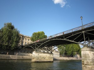 2-5フランス　パリ　セーヌ川から見たポンデザール芸術橋